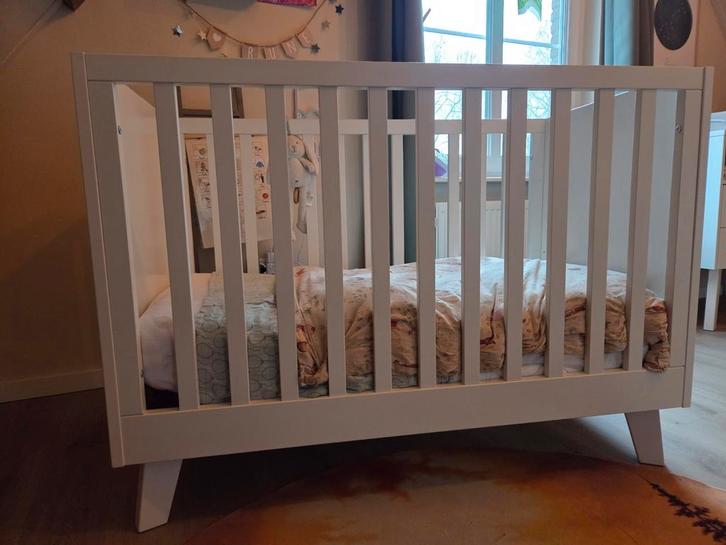 Ledikant Anouk in hoogte verstelbaar + matras, Kinderen en Baby's, Boxen, Gebruikt, Rechthoekig, In hoogte verstelbaar, Ophalen