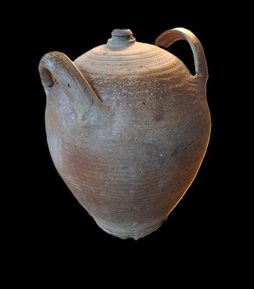 Antieke steengoed oliekruik beschikbaar voor biedingen