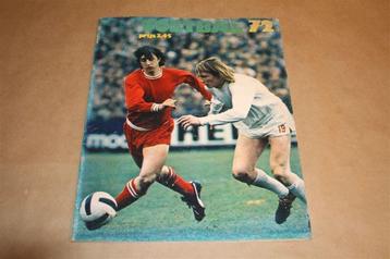 Voetbal 72. Nieuwe Revu. Met Poster Johan Cruijff. beschikbaar voor biedingen