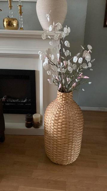 Mooie gevlochten vaas beschikbaar voor biedingen