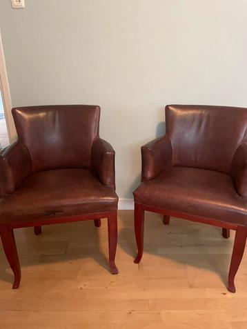 Twee  Lederen fauteuil met armleuningen beschikbaar voor biedingen
