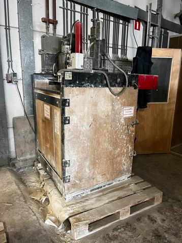 Papierpers - Industriële Persmachine beschikbaar voor biedingen