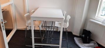 (bar) tafel met stoelen / krukken (4 persoons) wit beschikbaar voor biedingen