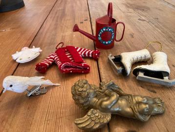 Kerst. Diverse kerstboomversieringen en een engeltje. beschikbaar voor biedingen