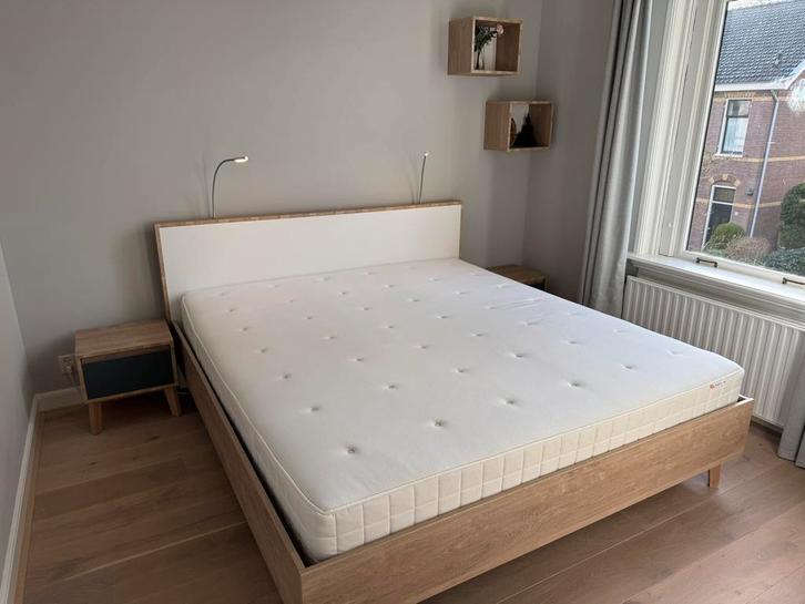 2p bed met Ikea Hyllestad matras en accessoires, Huis en Inrichting, Slaapkamer | Complete slaapkamers, Zo goed als nieuw, Tweepersoons