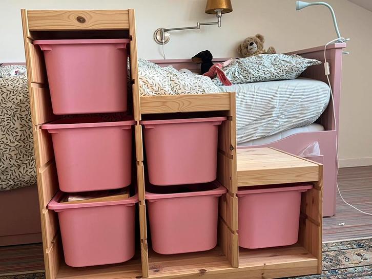 Trofast kast ikea hout met roze bakken, Kinderen en Baby's, Kinderkamer | Commodes en Kasten, Zo goed als nieuw, Kast, 90 tot 105 cm