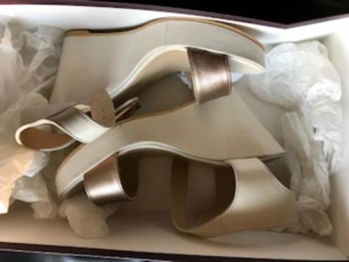 Gouden, leren sandalen Duo met beige sleehak mt 38, Kleding | Dames, Schoenen, Nieuw, Sandalen of Muiltjes, Overige kleuren, Ophalen of Verzenden