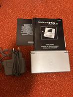 Nintendo DS met oplader, Spelcomputers en Games, Spelcomputers | Nintendo DS, Ophalen of Verzenden, Zo goed als nieuw, Zilver