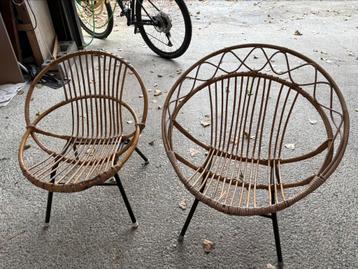 Retro rotan stoeltjes beschikbaar voor biedingen