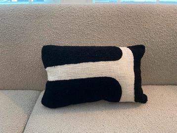 Kussen, zwarte teddy en wit linnen - organisch beschikbaar voor biedingen