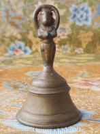 Mooie antieke Oosterse bronzen bel met een beeldje 9,5 cm.