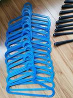 25 Kledinghangers blauw(16) en zwart (9), Ophalen of Verzenden, Gebruikt, Kunststof, Kinderen en Volwassenen
