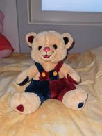 Knuffelbeer met rood-blauwe tuinbroek // 25cm, Ophalen, Zo goed als nieuw, Beer