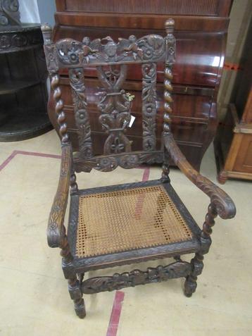 Oer 10415 ANTIEKE eiken armstoel met snijwerk en rietzitting beschikbaar voor biedingen