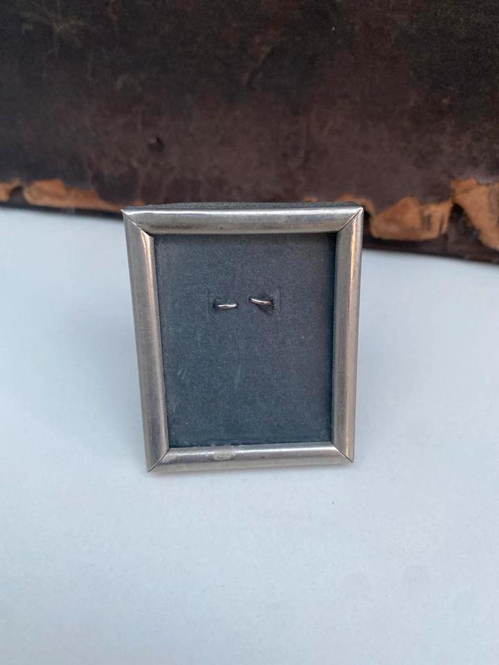 Klein Zilverkleurig Fotolijstje, Huis en Inrichting, Woonaccessoires | Lijsten, Gebruikt, Minder dan 50 cm, Metaal of Aluminium