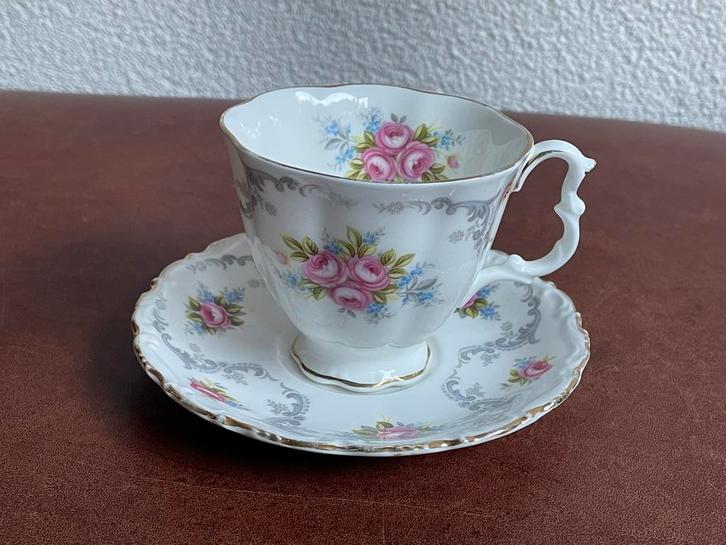 Kop en schotel Royal Albert ‘Tranquility’, Antiek en Kunst, Antiek | Servies los, Ophalen of Verzenden