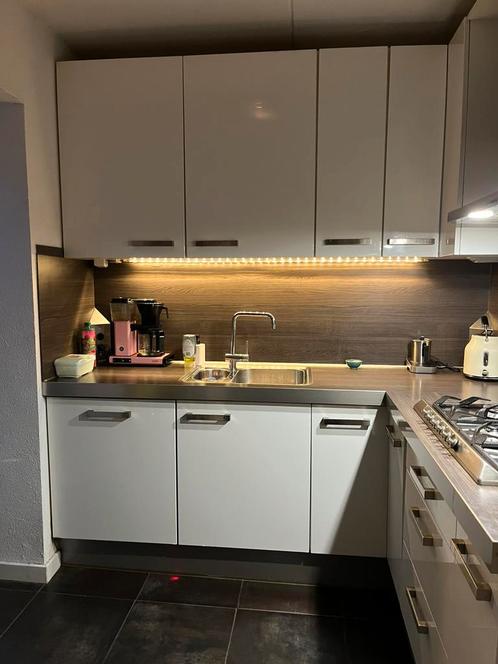 Hoogglans witte hoek keuken met oven koelkast en gaspit, Huis en Inrichting, Keuken | Complete keukens, Gebruikt, Hoekkeuken, Wit