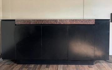 Zwart dressoir met granieten blad beschikbaar voor biedingen