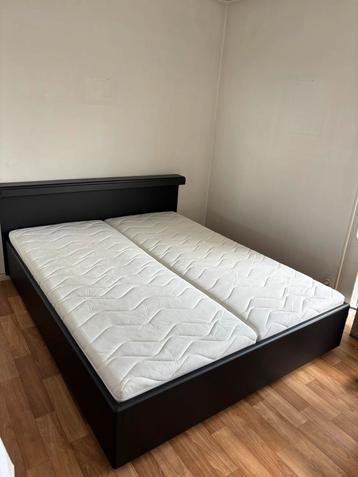 Mooi zwart bed 160 x 200 cm en gratis matrassen