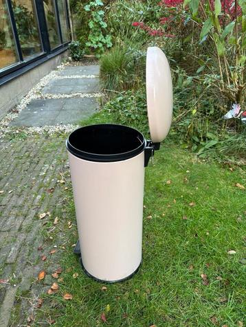 Poeder roze prullenbak 30L beschikbaar voor biedingen