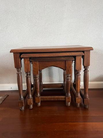 Sfeervolle vintage nesttafels – massief hout klassiek design beschikbaar voor biedingen