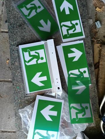 Vluchtroute bordje beschikbaar voor biedingen