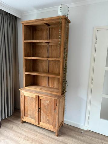 Kast beschikbaar voor biedingen