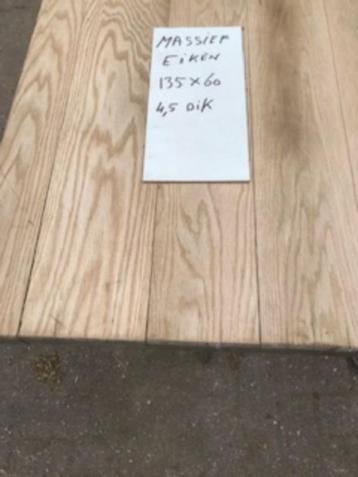 Massief eiken hout beschikbaar voor biedingen