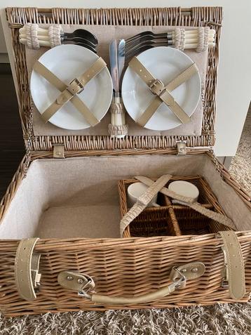 Mooie Nieuwe! Picknick Mand 4 pers.incl. Inhoud beschikbaar voor biedingen