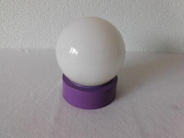 Vintage plafondlampje, plafondkap in paars met witte bollamp beschikbaar voor biedingen