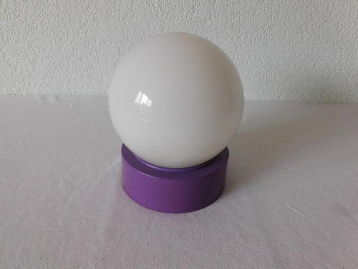 Vintage plafondlampje, plafondkap in paars met witte bollamp, Huis en Inrichting, Lampen | Plafondlampen, Gebruikt, Glas, Kunststof