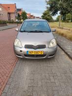 Toyota Yaris 1.3 2005 rijd perfect!! Airconditioning 225.000, Auto's, 1998 cc, 4 cilinders, 7 stoelen, Zwart