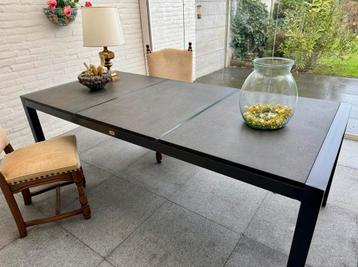 Zware tuintafel antracietgrijs met stenen blad beschikbaar voor biedingen