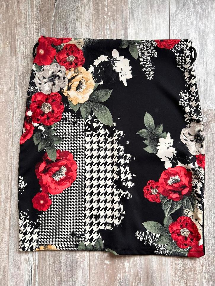 Rood met zwart rokje met print van Envy. Maat M., Kleding | Dames, Rokken, Zo goed als nieuw, Maat 38/40 (M), Rood, Boven de knie