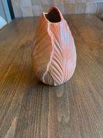 Zalmkleurige tulpenvaas - Pastelkleurige Bloemenvaas, Overige kleuren, Aardewerk of Porselein, Ophalen of Verzenden, Zo goed als nieuw