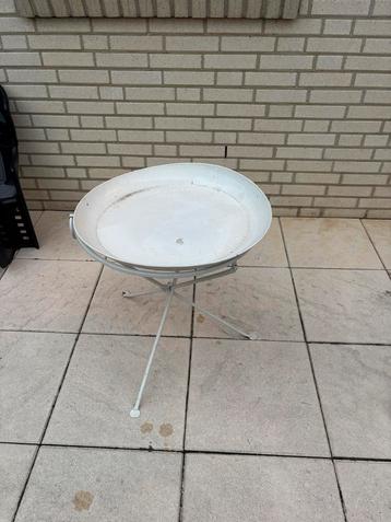 Wit metalen tafeltje beschikbaar voor biedingen
