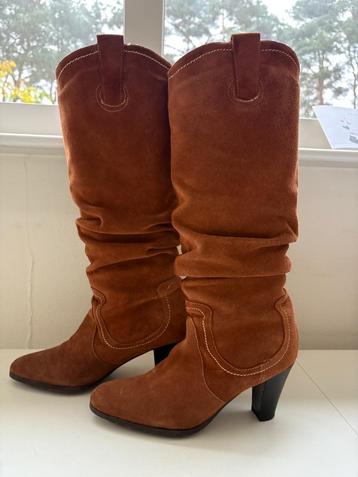 Laarzen suède met hak cognackleur Mt 39 beschikbaar voor biedingen