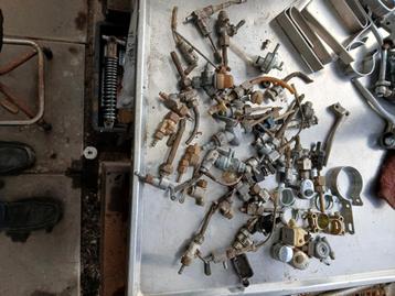 Oude benzine kranen eind stuk uitlaat beschikbaar voor biedingen