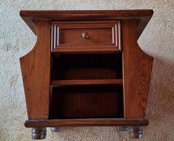 Antieke eiken bijzettafel met lade en tijdschriftenrek beschikbaar voor biedingen
