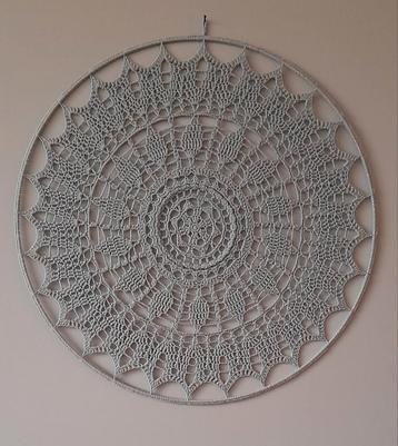 Mooie gehaakte grijze mandala 50 cm beschikbaar voor biedingen