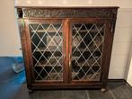 Antieke boekenkast met glas in lood, Ophalen