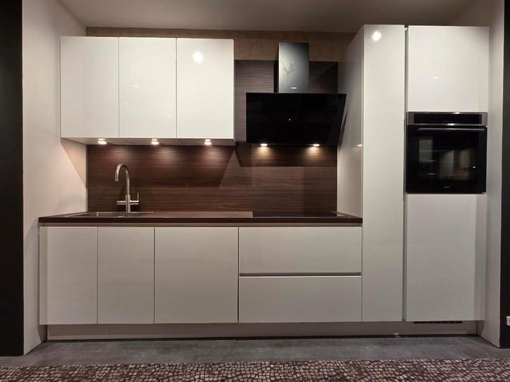 Tijdloze hoogglans greeploze witte keuken, Huis en Inrichting, Keuken | Complete keukens, Nieuw, Enkelwandige keuken, Wit, Kunststof