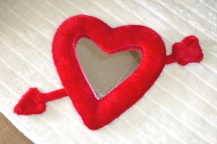 Hele leuke NIEUWE spiegel met "Hart met pijl "., Huis en Inrichting, Woonaccessoires | Spiegels, Zo goed als nieuw, Minder dan 50 cm