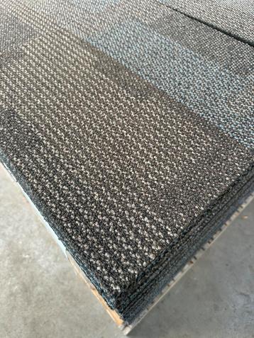 Tapijttegels blauw / bruin 50x50cm beschikbaar voor biedingen
