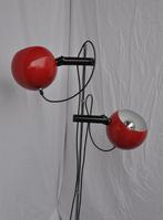 Vintage vloerlamp | staande vloerlamp | bollamp | mooi rood, Huis en Inrichting, Lampen | Vloerlampen, Metaal, Design - Vintage - 70ties - Bollamp - Staande lamp - mid century