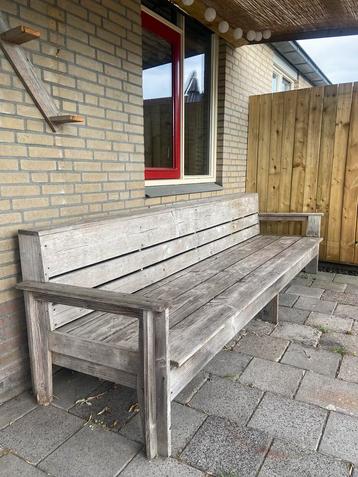 Lange comfortabele bank van douglas hout beschikbaar voor biedingen