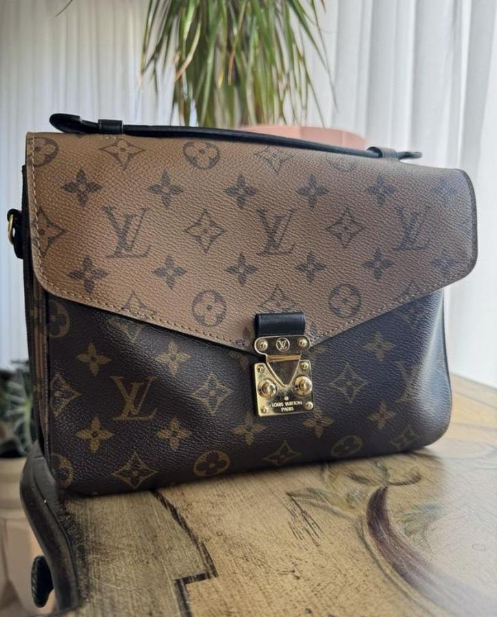 Louis vuitton pochette metis, Sieraden, Tassen en Uiterlijk, Tassen | Damestassen, Zo goed als nieuw, Schoudertasje, Bruin, Ophalen of Verzenden