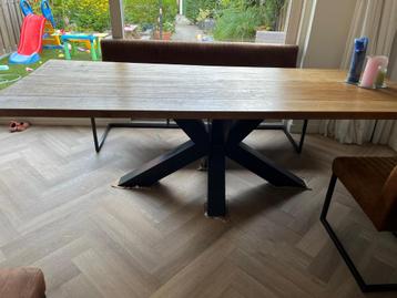 Eikenhouten tafel (evt inlcusief stoelen) beschikbaar voor biedingen
