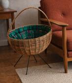 Vintage rieten naai-haak-breigaren mand op metalen 4 poot, Ophalen of Verzenden, Gebruikt, Breien of Haken
