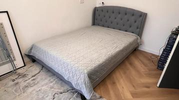 Grijze Twijfelaar Bed met Hoofdbord beschikbaar voor biedingen